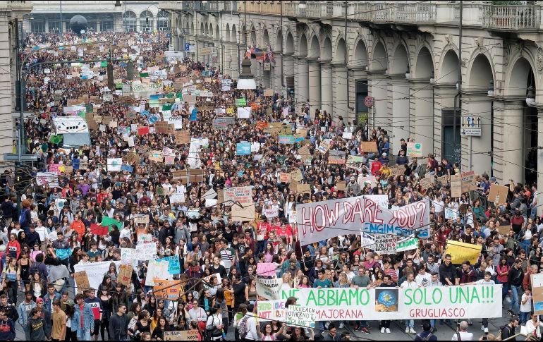 Durante la procesión, se instó a los políticos de todo el mundo a actuar ante la emergencia climática. EFE/A. Di Marco