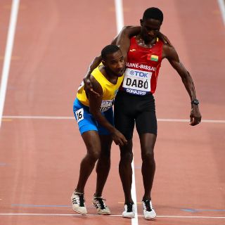 Atleta de Aruba termina prueba en Doha ayudado por un rival