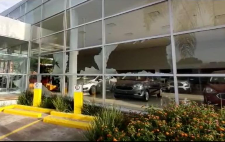 La balacera a las fachadas del inmueble destrozó los cristales y ocasionó daños a varios vehículos que estaban en exhibición. YOUTUBE