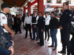 La SSP Michoacán dotó de 38 elementos al municipio de Ziracuaretiro para hacerse cargo de la corporación local, además de patrullas y equipamiento. TWITTER/@MICHOACANSSP