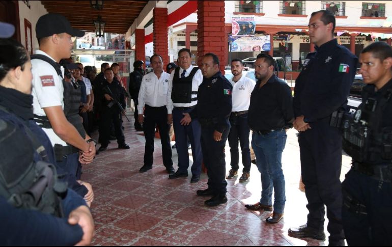 La SSP Michoacán dotó de 38 elementos al municipio de Ziracuaretiro para hacerse cargo de la corporación local, además de patrullas y equipamiento. TWITTER/@MICHOACANSSP
