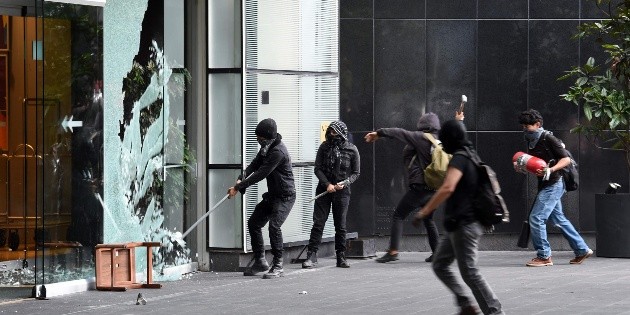 Librer&iacute;a lamenta da&ntilde;os durante marcha por Ayotzinapa