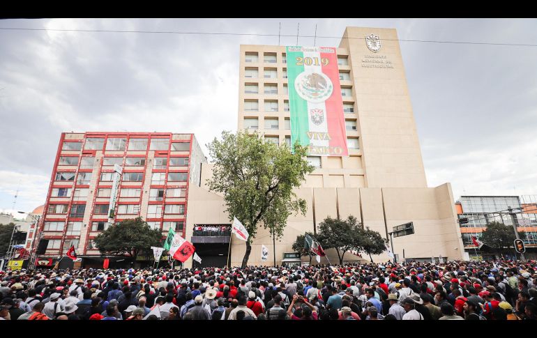 Grupos protagonistas y antagonistas del Sindicato Mexicano de Electricistas (SME) se confrontaron tras desconocer al líder síndical. NOTIMEX/Q. Blanco