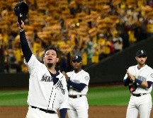Con lágrimas en los ojos, Félix Hernández se despidió de la afición de los Marineros de Seattle. AP