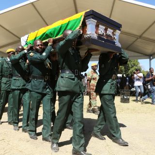 Robert Mugabe recibe sepultura en su pueblo natal