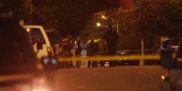 Hombres armados emboscan a polic&iacute;as en Sonora; hay dos heridos