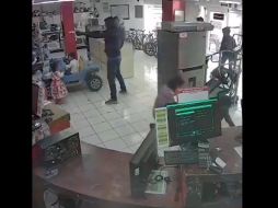 Los hechos que quedaron grabados por las cámaras de seguridad, fueron compartidos en redes sociales. TWITTER / @CarlosTorresF_