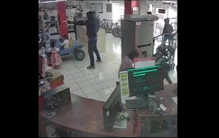 Los hechos que quedaron grabados por las cámaras de seguridad, fueron compartidos en redes sociales. TWITTER / @CarlosTorresF_