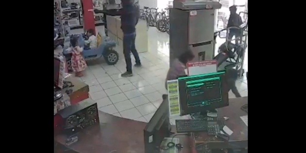 Ni&ntilde;os y mujeres quedan en medio de balacera durante asalto en Puebla