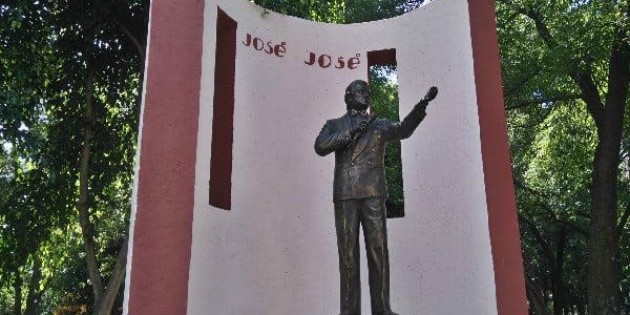 Vecinos de Claver&iacute;a llevan flores a estatua de Jos&eacute; Jos&eacute;