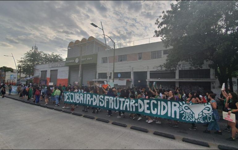 Integrantes de varios colectivos se manifiestan en el marco del Día de la Acción Global por la Despenalización del Aborto. EL INFORMADOR/P. López
