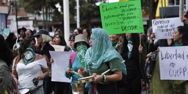 Marchan en la CDMX en favor del aborto; reportan destrozos