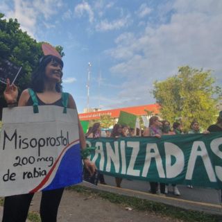 Con roces y tensión, marchan por el aborto en Guadalajara