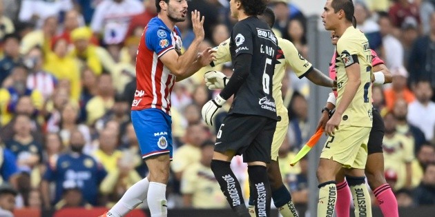 Cl&aacute;sico Nacional: Tunden al "Pollo" Brise&ntilde;o por dura entrada sobre Gio Dos Santos