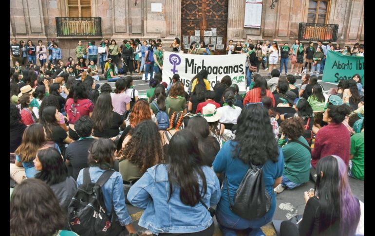 La marcha a favor de la legalización del aborto llegó al Centro de Morelia. EL UNIVERSAL