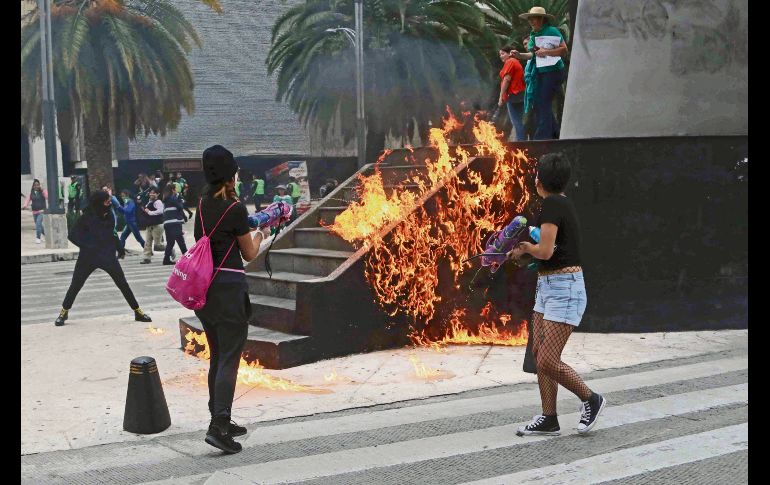 Mujeres vandalizan durante la marcha proabortista que tuvo como destino el Zócalo. EL UNIVERSAL