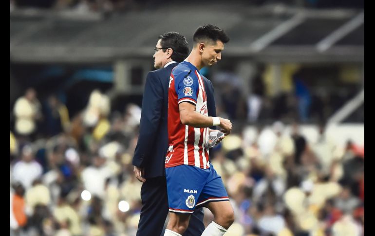 Luis Fernando Tena no pudo cambiar nada en su debut como técnico del Guadalajara, pues sus jugadores dieron una actuación para el olvido anoche en el Estadio Azteca. IMAGO7
