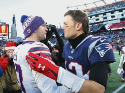 Josh Allen (izq.) ha comandado a los Bills a un inicio de 3-0; sin embargo, hoy a mediodía tendrá enfrente a Tom Brady y los Patriots. AFP