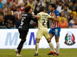 Ochoa le reclamó a Briseño por la fuerte entrada sobre Giovani dos Santos. AP / ARCHIVO