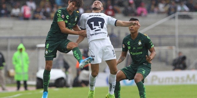 Pumas vence al l&iacute;der Santos Laguna