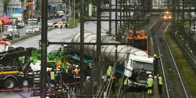 Choca pipa contra muro del Metro de la Ciudad de M&eacute;xico
