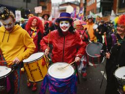 Ciudadanos se disfrazaron de payasos para protestar contra el Gobierno de Boris Johnson. AFP