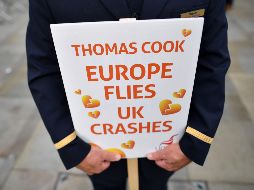 Extrabajadores de Thomas Cook se manifestaron este lunes en Manchester, Inglaterra. AFP/B. Stansall