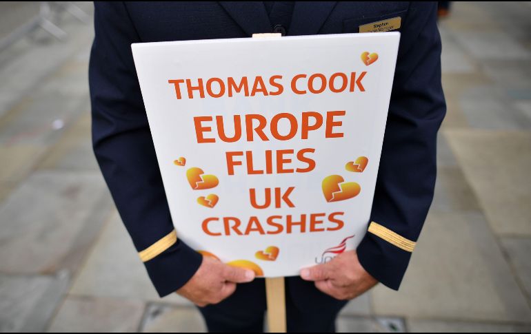 Extrabajadores de Thomas Cook se manifestaron este lunes en Manchester, Inglaterra. AFP/B. Stansall