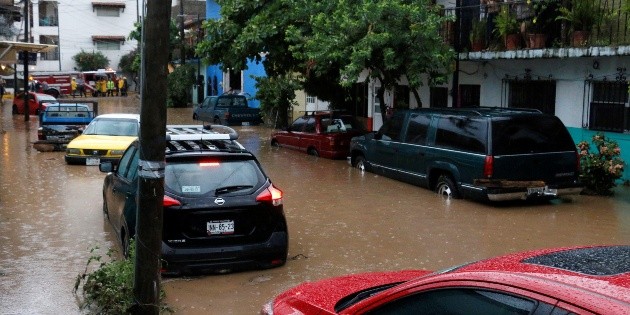 Suspenden clases en estados del Pac&iacute;fico por paso de "Narda"