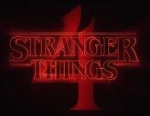 En el avance, el servicio de entretenimiento por Internet muestra el ya clásico logo de la serie con la música de fondo y revelando en la parte trasera el número “4”. ESPECIAL / Netflix