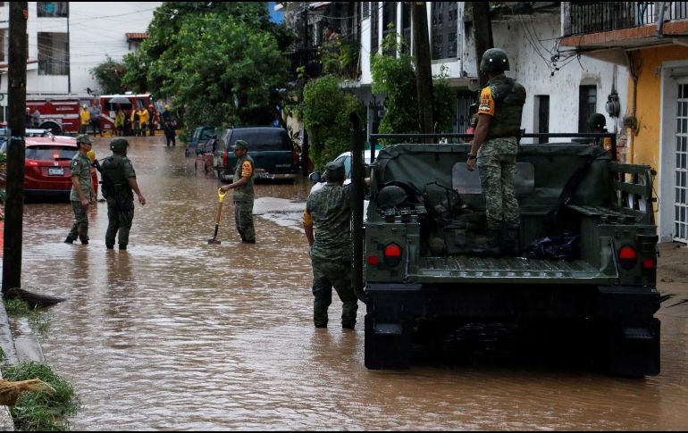 Militares apoyan a la población afectada por las inundaciones en Puerto Vallarta. EFE / F. Pérez