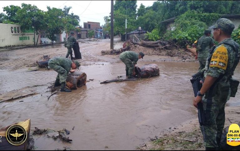 Militares realizan recorridos y despejan las vialidades afectadas por las lluvias. TWITTER@SEDENAmx