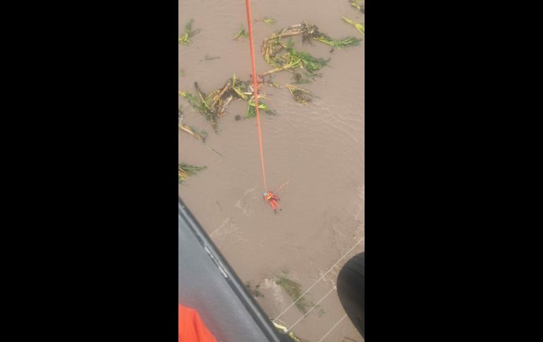 Protección Civil también rescató a un hombre y una mujer  tras el desbordamiento del Río Marabasco. TWITTER@PCJalisco