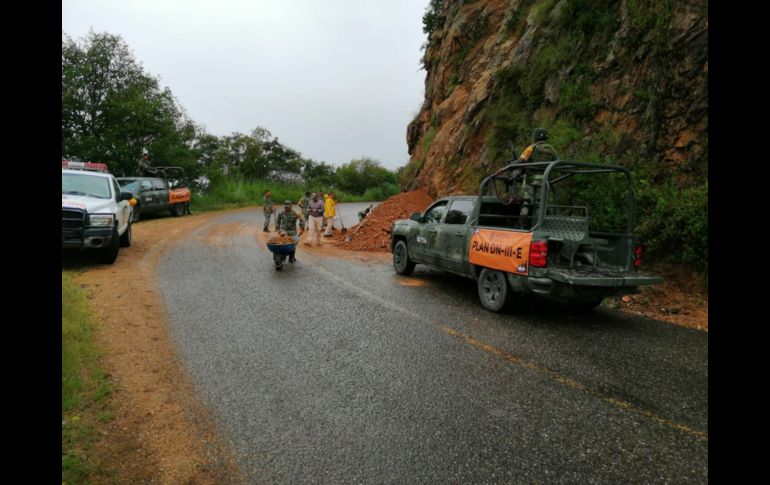Elementos del Ejército quitan escombros en el tramo carretero Jilotlán–Tecalitlán. TWITTER@SEDENAmx