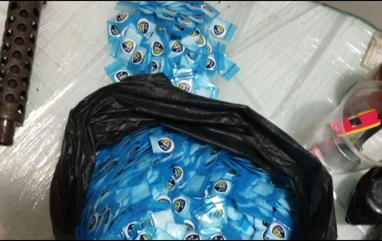 Los oficiales encontraron en el inmueble varias bolsas que sumaron 750 envoltorios con metanfetamina. ESPECIAL