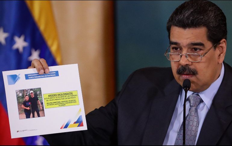 El presidente Nicolás Maduro muestra una foto del opositor Juan Guaidó con un señalado miembro de la banda criminal colombiana 