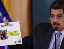 El presidente Nicolás Maduro muestra una foto del opositor Juan Guaidó con un señalado miembro de la banda criminal colombiana 