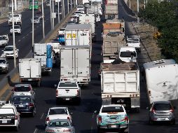 La regulación es necesaria pues es muy riesgoso que circule carga pesada en horarios donde las familias llevan a los niños a las escuelas. EL INFORMADOR / ARCHIVO