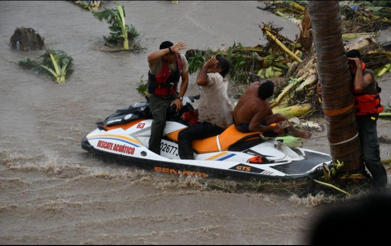 El Grupo Aéreo Fénix realizó las labores de rescate a bordo de un helicóptero de la Secretaría de Seguridad de Jalisco. ESPECIAL/UEPCBJ