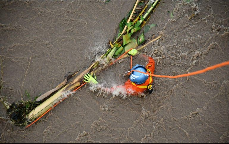 El Grupo Aéreo Fénix realizó las labores de rescate a bordo de un helicóptero de la Secretaría de Seguridad de Jalisco. ESPECIAL/UEPCBJ