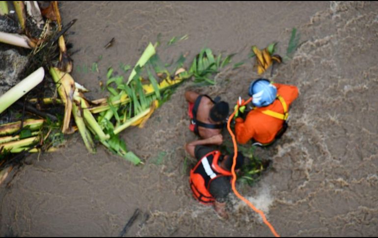 El Grupo Aéreo Fénix realizó las labores de rescate a bordo de un helicóptero de la Secretaría de Seguridad de Jalisco. ESPECIAL/UEPCBJ