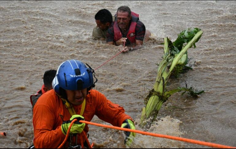 El Grupo Aéreo Fénix realizó las labores de rescate a bordo de un helicóptero de la Secretaría de Seguridad de Jalisco. ESPECIAL/UEPCBJ