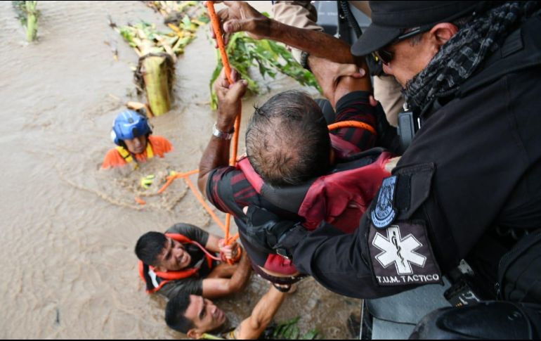 El Grupo Aéreo Fénix realizó las labores de rescate a bordo de un helicóptero de la Secretaría de Seguridad de Jalisco. ESPECIAL/UEPCBJ
