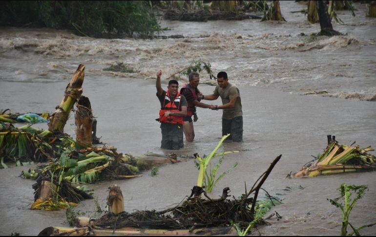 El Grupo Aéreo Fénix realizó las labores de rescate a bordo de un helicóptero de la Secretaría de Seguridad de Jalisco. ESPECIAL/UEPCBJ