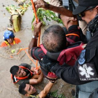 Rescatan a nueve personas arrastradas por la corriente en Cihuatlán