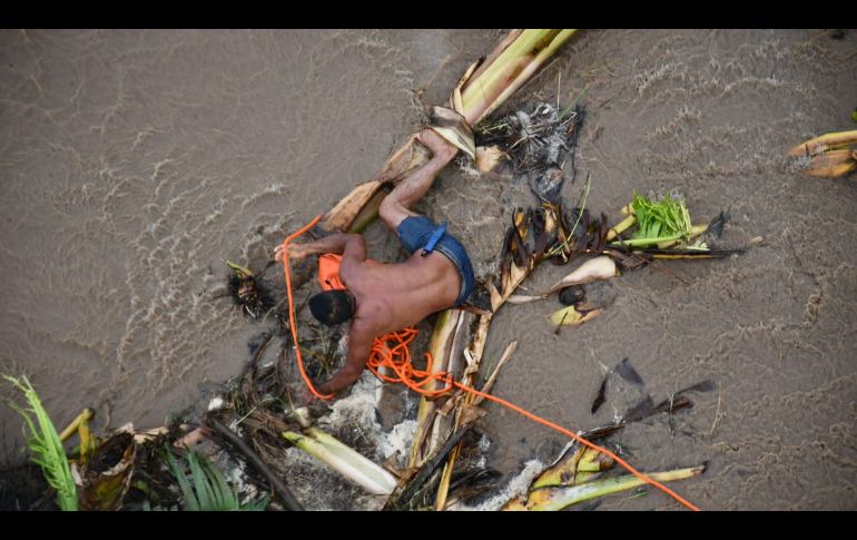 Un hombre arrastrado por la corriente en la comunidad de El Rebalse, Cihuatlán. TWITTER@PCJalisco
