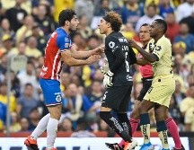 Guillermo Ochoa fue a reclamarle a Antonio Briseño su fuerte entrada a Giovani Dos Santos. Imago7 / ARCHIVO
