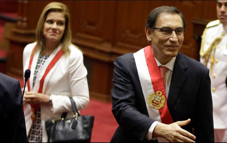 Mercedes Aráoz —en la foto al lado de Martín Vizcarra— fue nombrada como presidenta interina. AP/M. Mejía