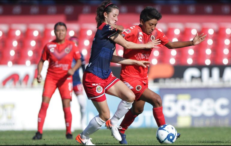 Las rojiblancas están en zona de Liguilla, las jarochas son tan inoperantes como su contraparte masculina. TWITTER / @ChivasFemenil