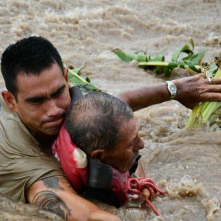 Se desborda río y salvan a seis en Jalisco; albergan a 2 mil en el país por “Narda”
